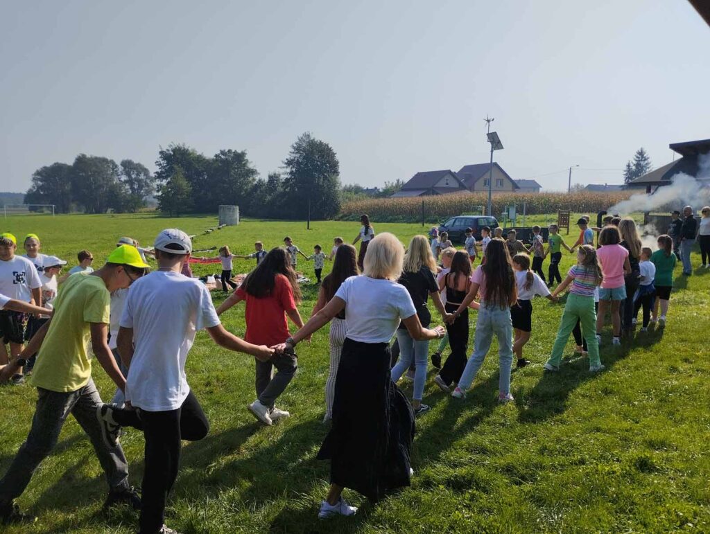 18 września w naszej szkole pożegnaliśmy lato w wyjątkowy sposób w formie pikniku i radośnie przywitaliśmy nadchodzącą jesień.