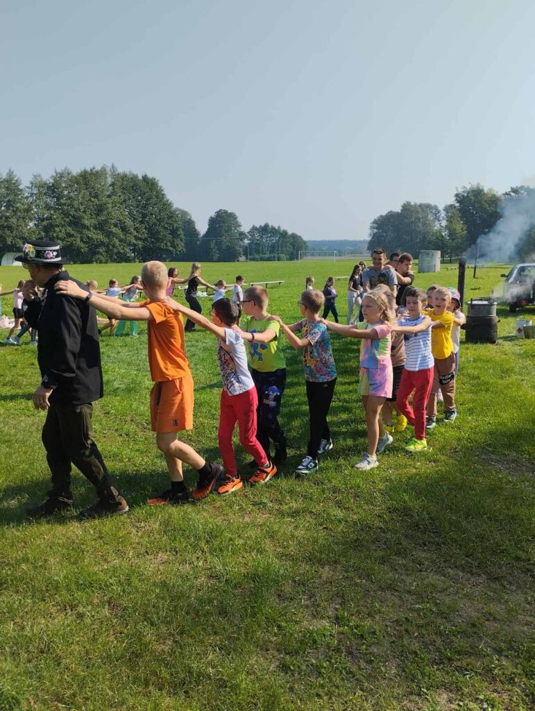 18 września w naszej szkole pożegnaliśmy lato w wyjątkowy sposób w formie pikniku i radośnie przywitaliśmy nadchodzącą jesień.