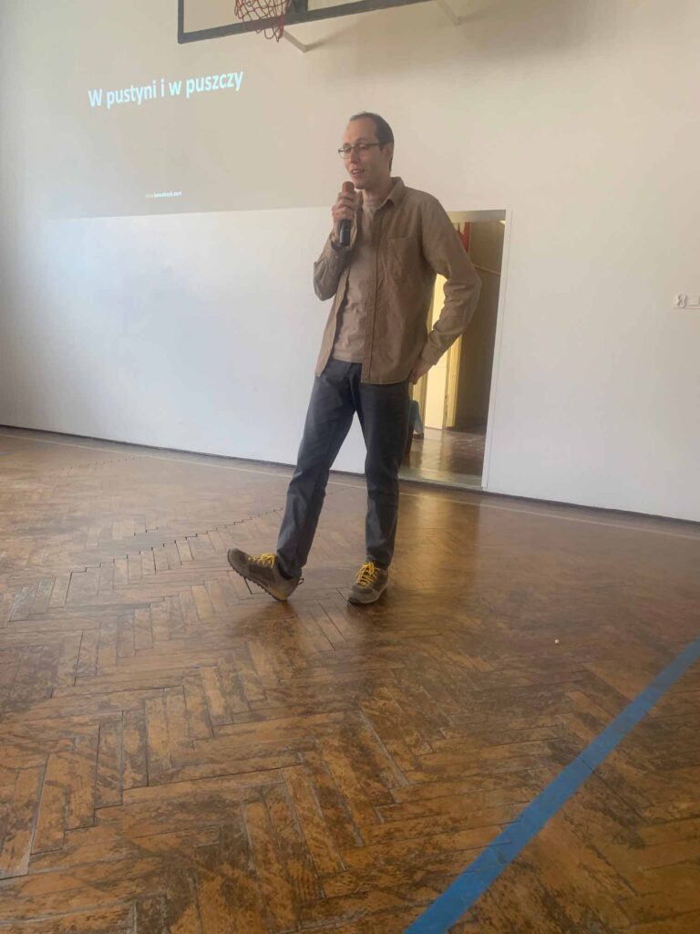 spotkanie młodzieży szkolnej z podróżnikiem, fotografem, publicystą Piotrem Kowalczykiem.