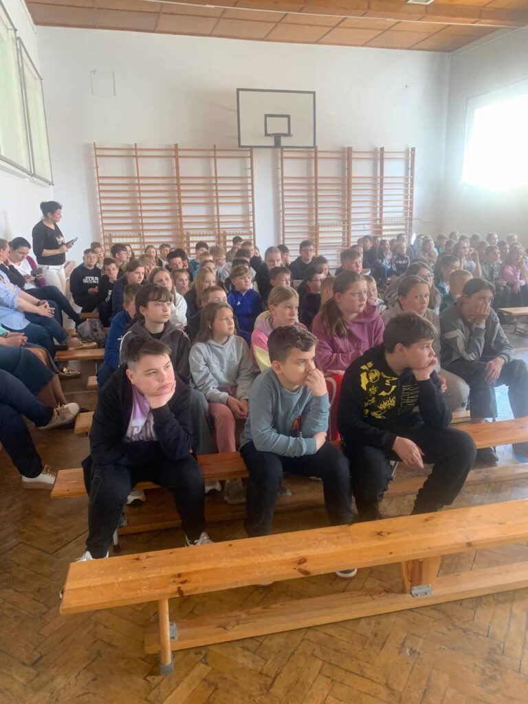 spotkanie młodzieży szkolnej z podróżnikiem, fotografem, publicystą Piotrem Kowalczykiem.