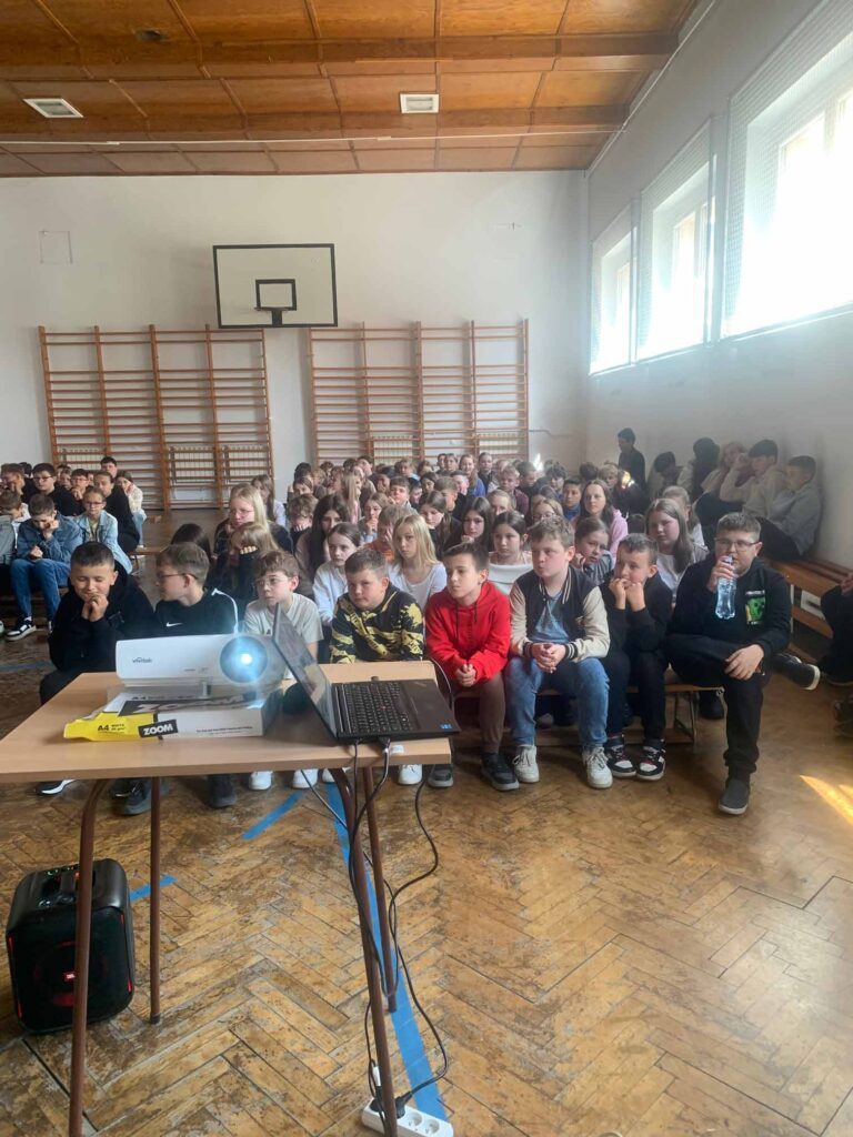 spotkanie młodzieży szkolnej z podróżnikiem, fotografem, publicystą Piotrem Kowalczykiem.