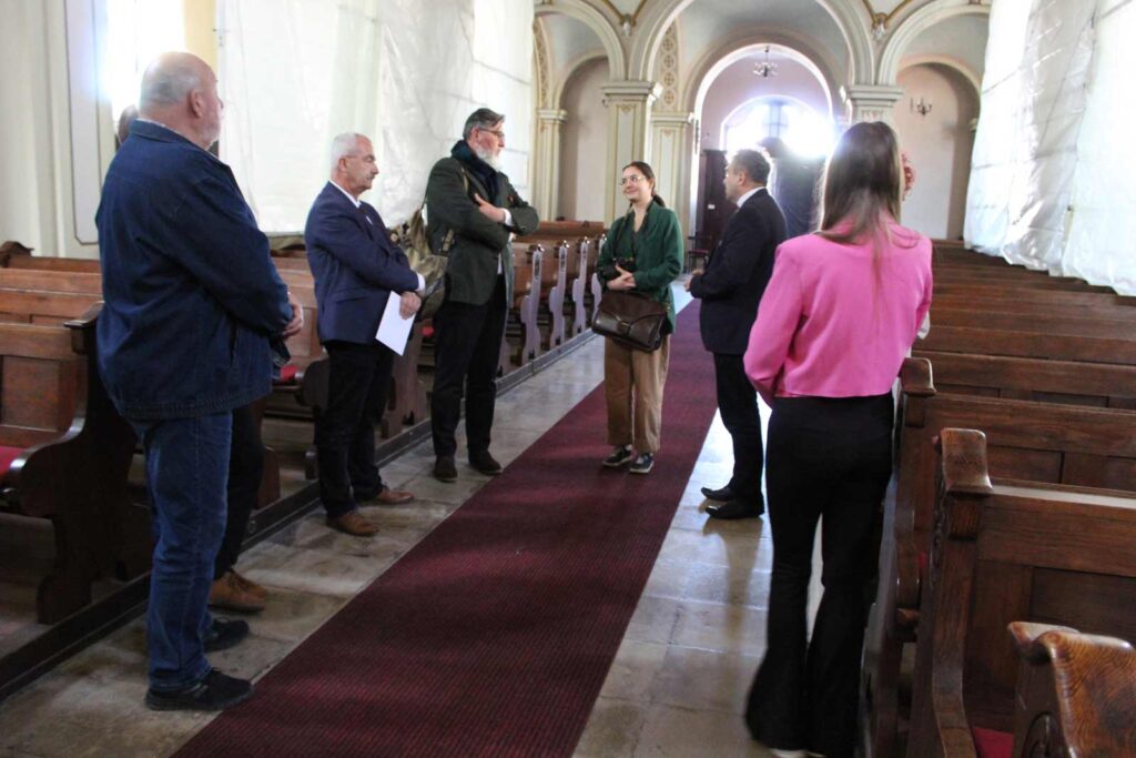 odebranie odrestaurowanych witraży, które po procesie konserwacji znów zachwycają swoją barwą i detalem.