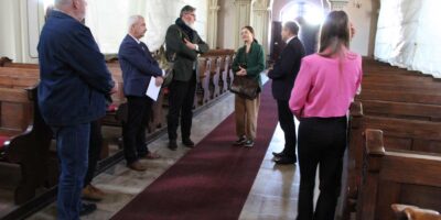 odebranie odrestaurowanych witraży, które po procesie konserwacji znów zachwycają swoją barwą i detalem.