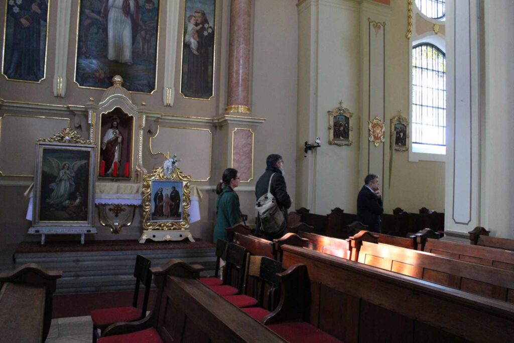 odebranie odrestaurowanych witraży, które po procesie konserwacji znów zachwycają swoją barwą i detalem.