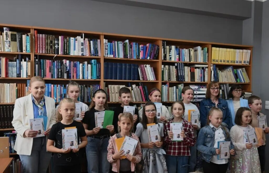 10 czerwca 2025 roku w Bibliotece Publicznej Miasta i Gminy Ostrzeszów im. Stanisława Czernika odbyło się uroczyste podsumowanie Powiatowego Konkursu Plastycznego pt. „Wokół okładki”