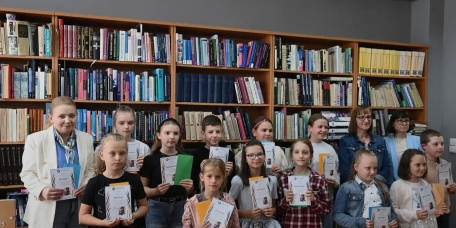 SUKCESY UCZNIÓW W POWIATOWYM KONKURSIE PLASTYCZNYM ,,WOKÓŁ OKŁADKI’’