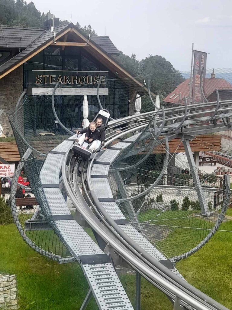 Wyjazd uczniów SP w Kaliszkowicach Ołobockich na wycieczkę KARPACZ-ZOO SAFARI-SKALNE MIASTO