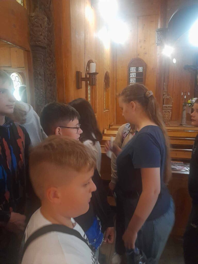 Wyjazd uczniów SP w Kaliszkowicach Ołobockich na wycieczkę KARPACZ-ZOO SAFARI-SKALNE MIASTO