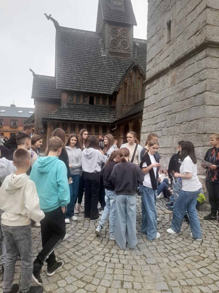 Wyjazd uczniów SP w Kaliszkowicach Ołobockich na wycieczkę KARPACZ-ZOO SAFARI-SKALNE MIASTO