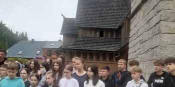 Wyjazd uczniów SP w Kaliszkowicach Ołobockich na wycieczkę KARPACZ-ZOO SAFARI-SKALNE MIASTO