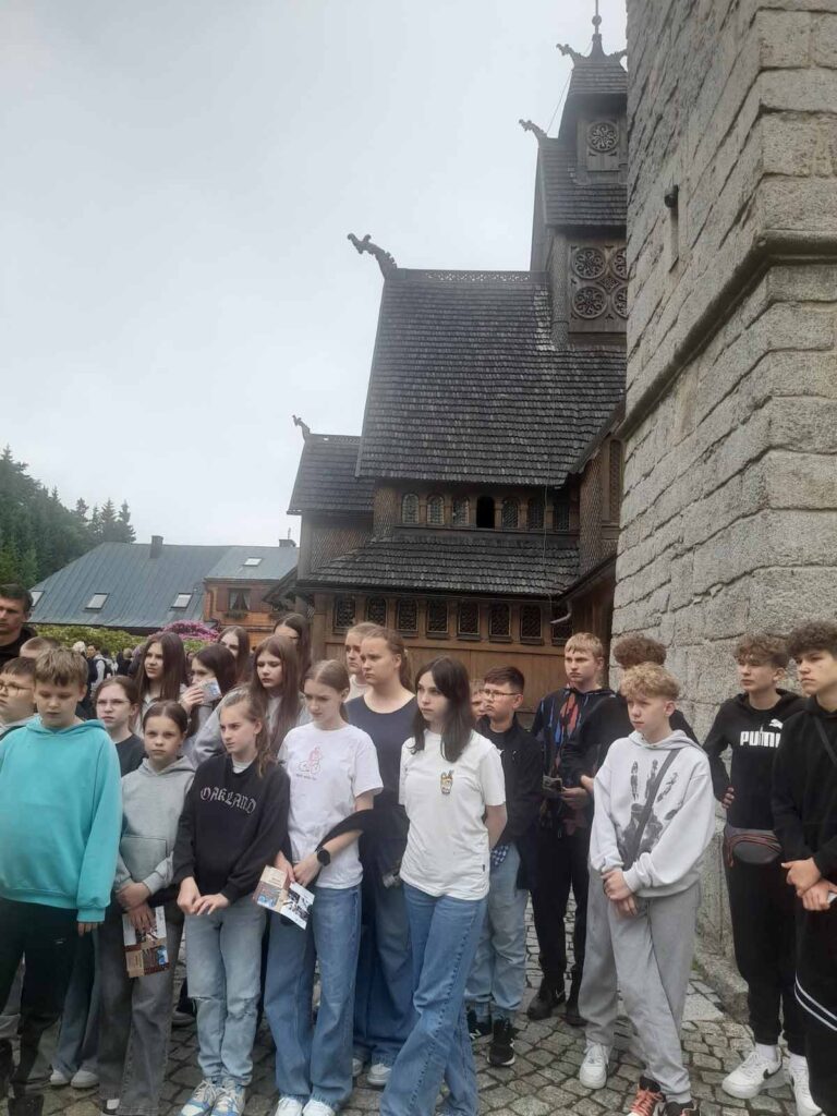 Wyjazd uczniów SP w Kaliszkowicach Ołobockich na wycieczkę KARPACZ-ZOO SAFARI-SKALNE MIASTO