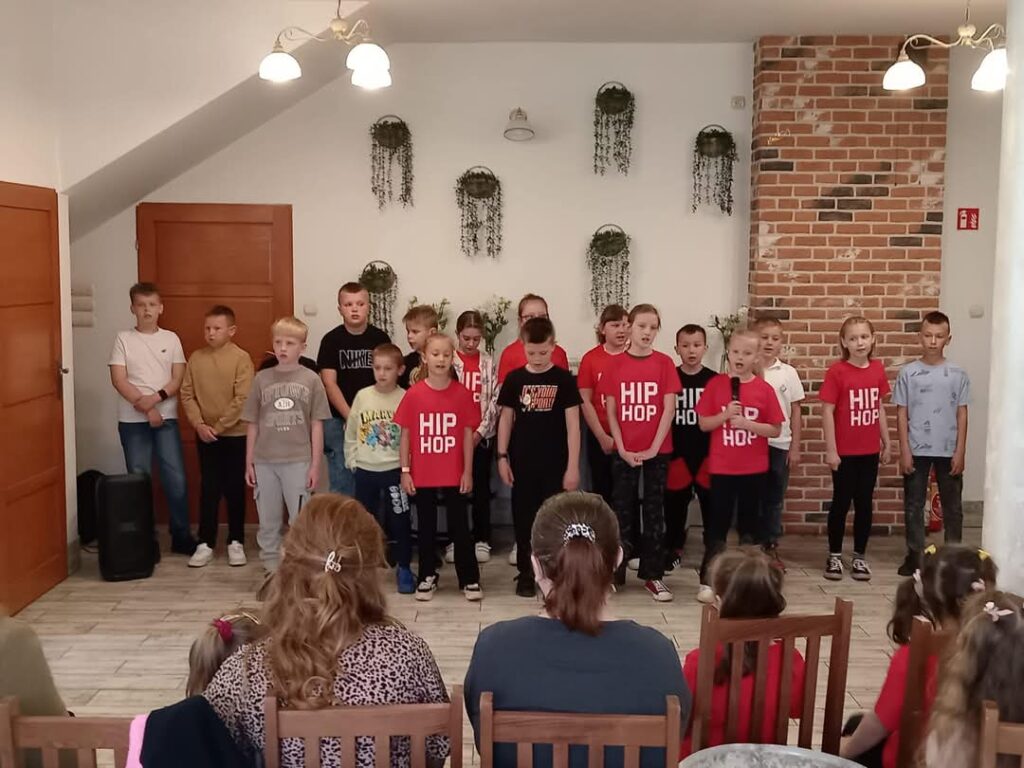 Dzień Matki oraz Dzień Dziecka w Szkole Podstawowej w Kaliszkowicach Ołobockich