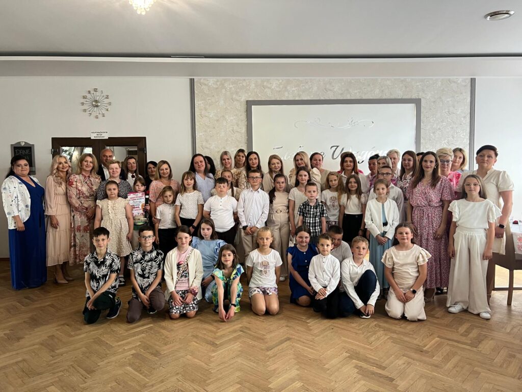Święto pełne miłości i wzruszeń – Dzień Matki klas 1–4 w Szkole Podstawowej w Biskupicach Zabarycznych