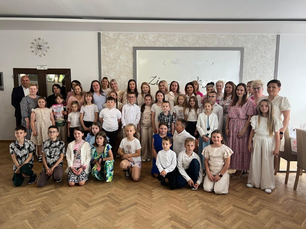Święto pełne miłości i wzruszeń – Dzień Matki klas 1–4 w Szkole Podstawowej w Biskupicach Zabarycznych