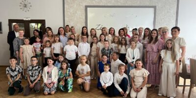Święto pełne miłości i wzruszeń – Dzień Matki klas 1–4 w Szkole Podstawowej w Biskupicach Zabarycznych