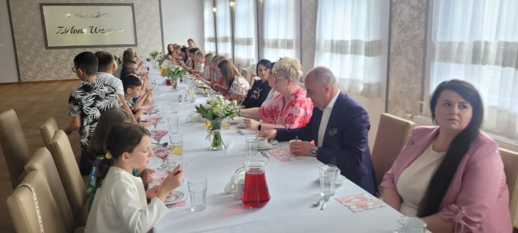 Święto pełne miłości i wzruszeń – Dzień Matki klas 1–4 w Szkole Podstawowej w Biskupicach Zabarycznych