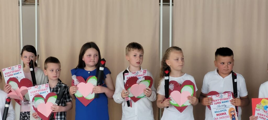 Święto pełne miłości i wzruszeń – Dzień Matki klas 1–4 w Szkole Podstawowej w Biskupicach Zabarycznych