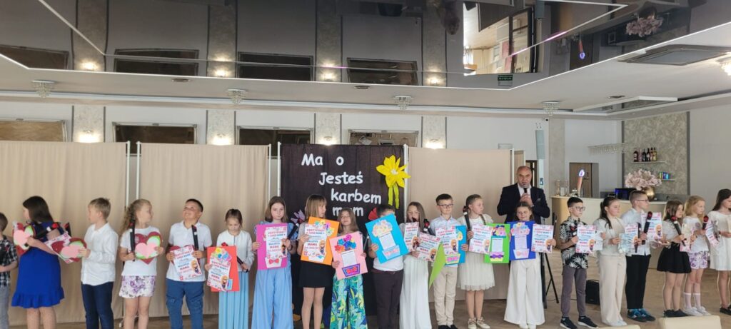 Święto pełne miłości i wzruszeń – Dzień Matki klas 1–4 w Szkole Podstawowej w Biskupicach Zabarycznych