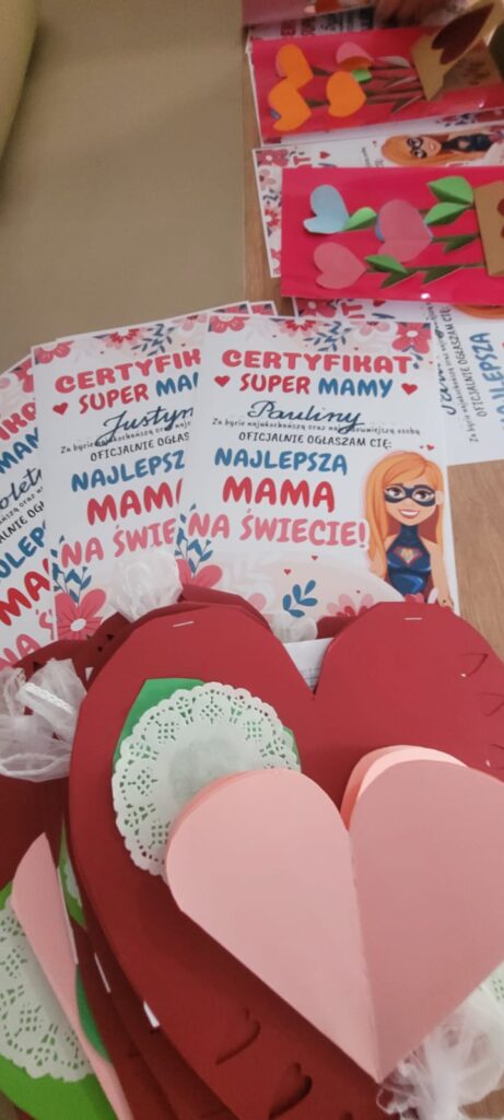 Święto pełne miłości i wzruszeń – Dzień Matki klas 1–4 w Szkole Podstawowej w Biskupicach Zabarycznych