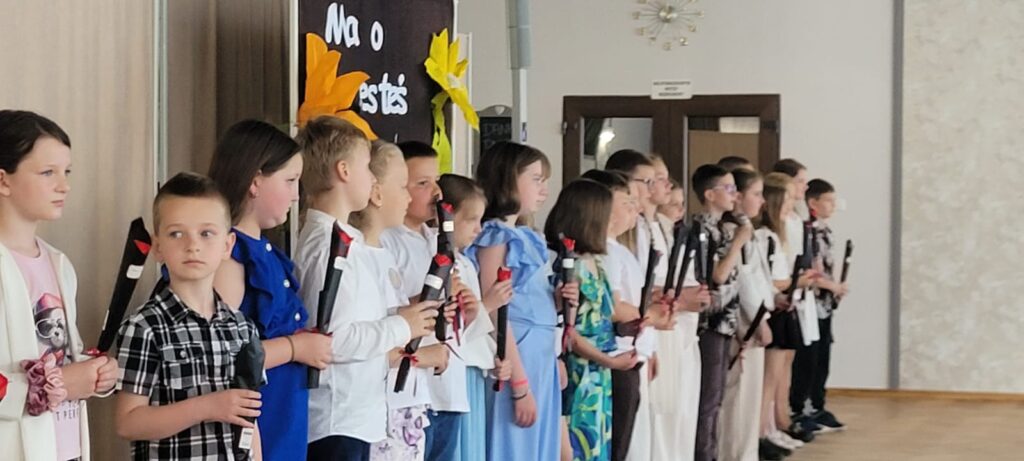 Święto pełne miłości i wzruszeń – Dzień Matki klas 1–4 w Szkole Podstawowej w Biskupicach Zabarycznych