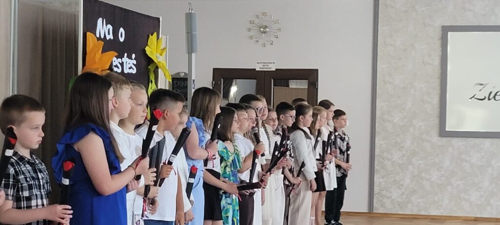 Święto pełne miłości i wzruszeń – Dzień Matki klas 1–4 w Szkole Podstawowej w Biskupicach Zabarycznych