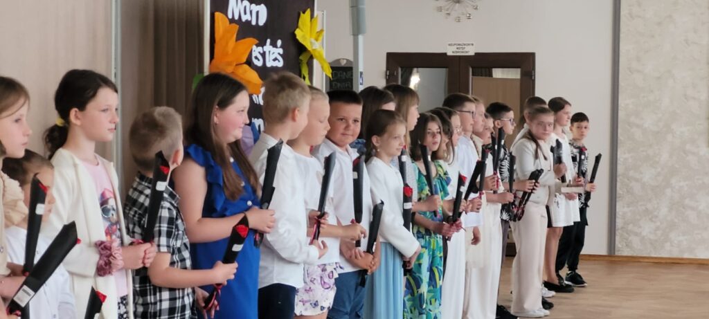 Święto pełne miłości i wzruszeń – Dzień Matki klas 1–4 w Szkole Podstawowej w Biskupicach Zabarycznych