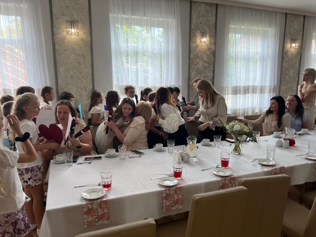 Święto pełne miłości i wzruszeń – Dzień Matki klas 1–4 w Szkole Podstawowej w Biskupicach Zabarycznych