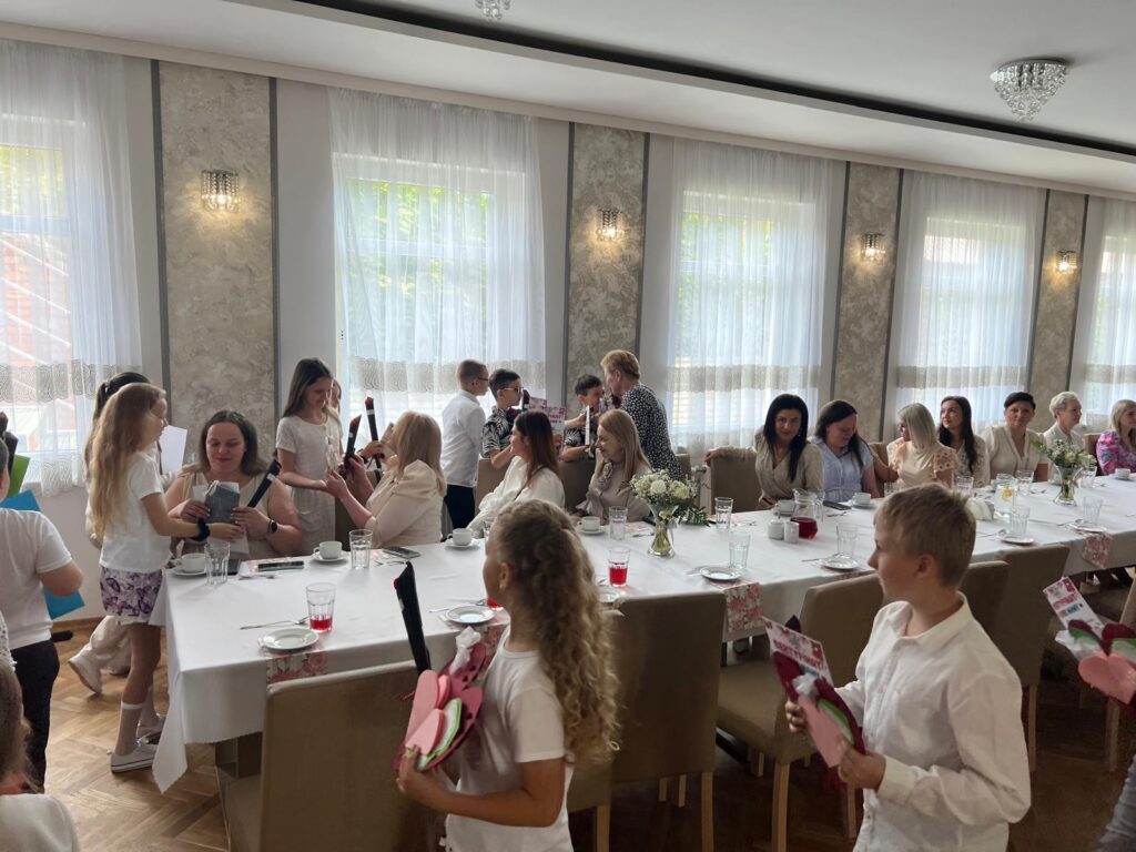 Święto pełne miłości i wzruszeń – Dzień Matki klas 1–4 w Szkole Podstawowej w Biskupicach Zabarycznych