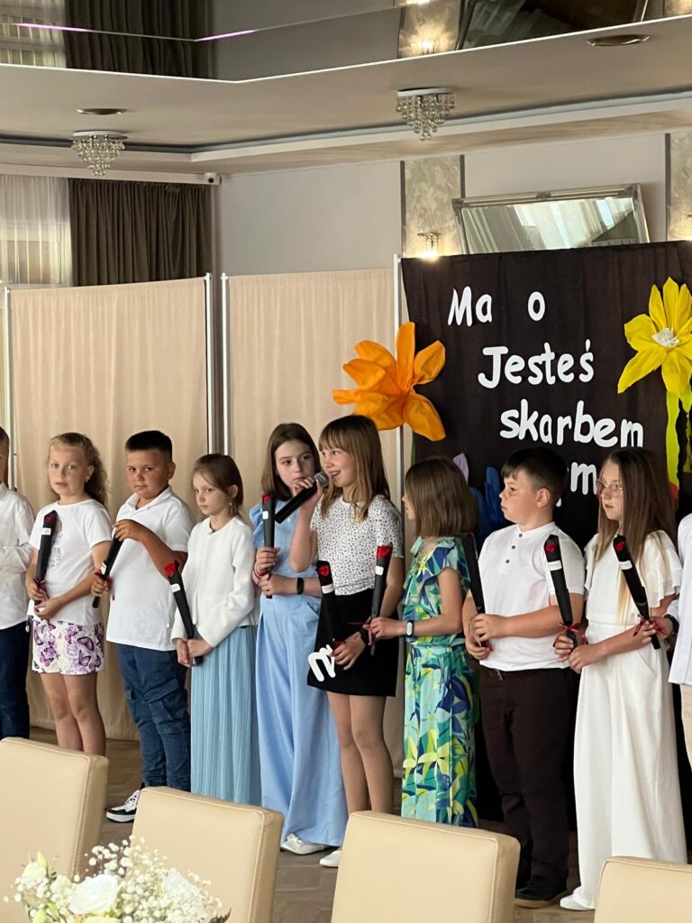Święto pełne miłości i wzruszeń – Dzień Matki klas 1–4 w Szkole Podstawowej w Biskupicach Zabarycznych
