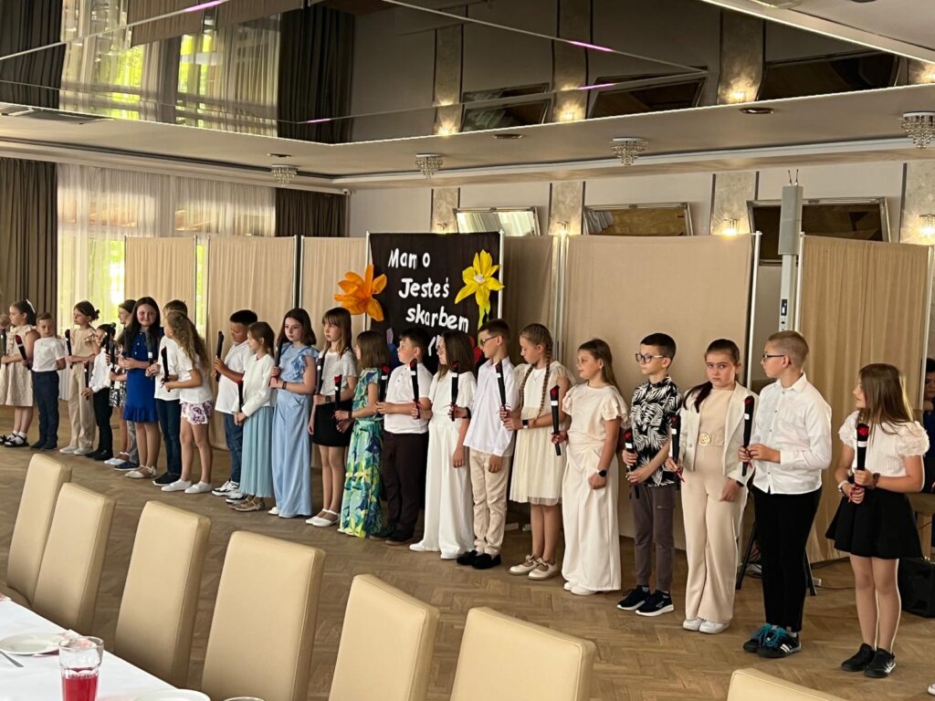 Święto pełne miłości i wzruszeń – Dzień Matki klas 1–4 w Szkole Podstawowej w Biskupicach Zabarycznych