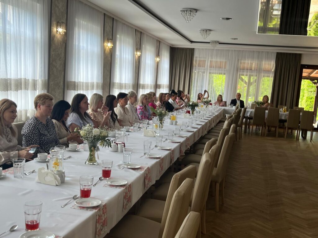 Święto pełne miłości i wzruszeń – Dzień Matki klas 1–4 w Szkole Podstawowej w Biskupicach Zabarycznych