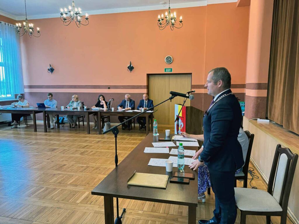 BURMISTRZ Z ABSOLUTORIUM I WOTUM ZAUFANIA