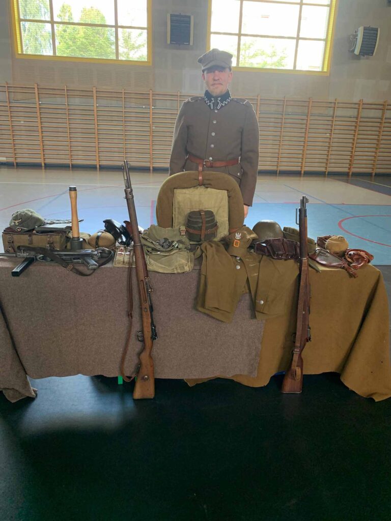 19 września 2025 r. , na zaproszenie Biblioteki Publicznej, w szkole podstawowej ponownie gościł Maciej Elantkowski, popularyzator historii, regionalista.