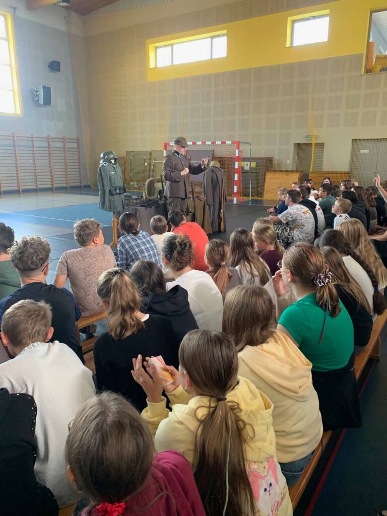 19 września 2025 r. , na zaproszenie Biblioteki Publicznej, w szkole podstawowej ponownie gościł Maciej Elantkowski, popularyzator historii, regionalista.