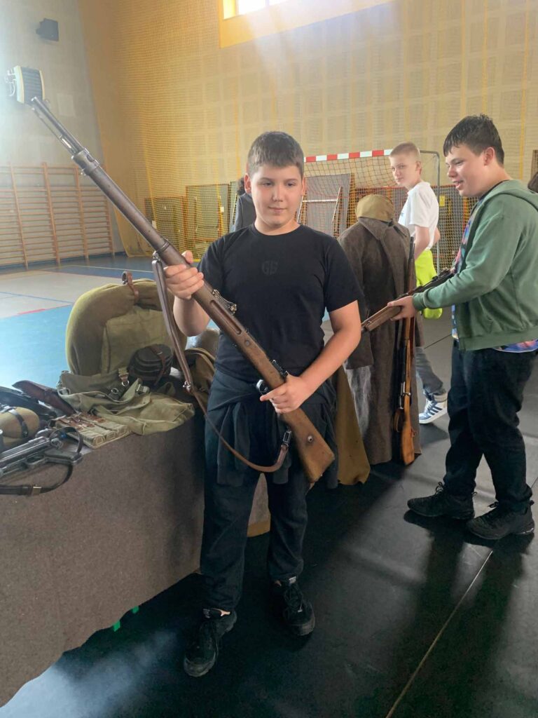 19 września 2025 r. , na zaproszenie Biblioteki Publicznej, w szkole podstawowej ponownie gościł Maciej Elantkowski, popularyzator historii, regionalista.