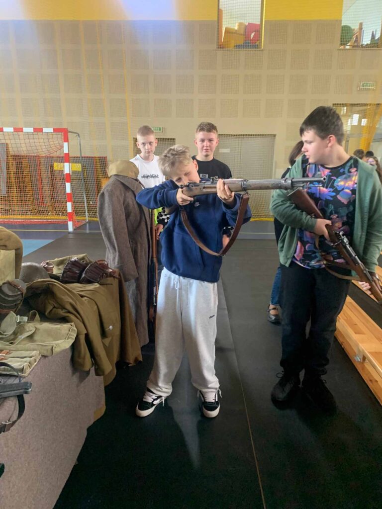 19 września 2025 r. , na zaproszenie Biblioteki Publicznej, w szkole podstawowej ponownie gościł Maciej Elantkowski, popularyzator historii, regionalista.