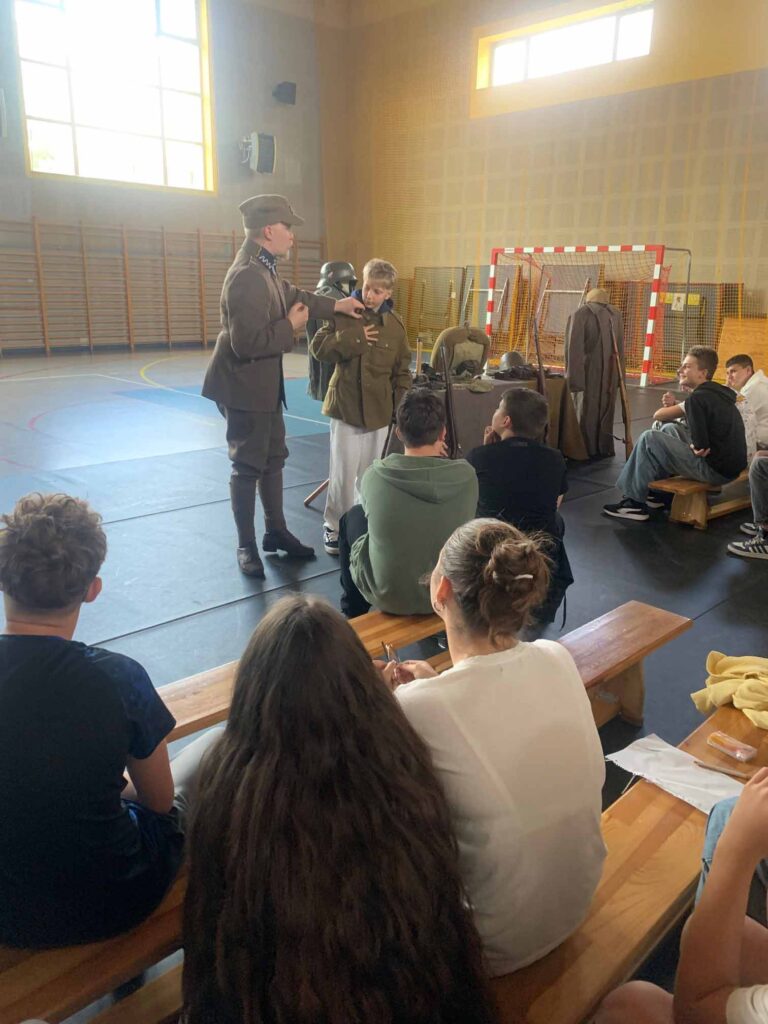 19 września 2025 r. , na zaproszenie Biblioteki Publicznej, w szkole podstawowej ponownie gościł Maciej Elantkowski, popularyzator historii, regionalista.