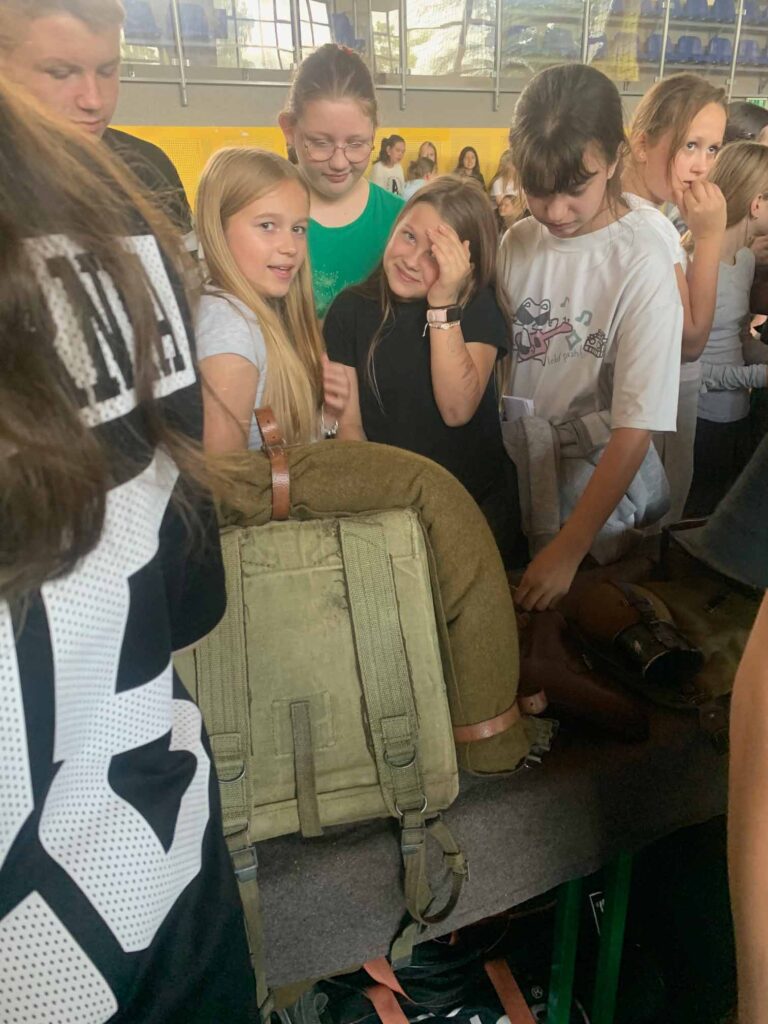 19 września 2025 r. , na zaproszenie Biblioteki Publicznej, w szkole podstawowej ponownie gościł Maciej Elantkowski, popularyzator historii, regionalista.