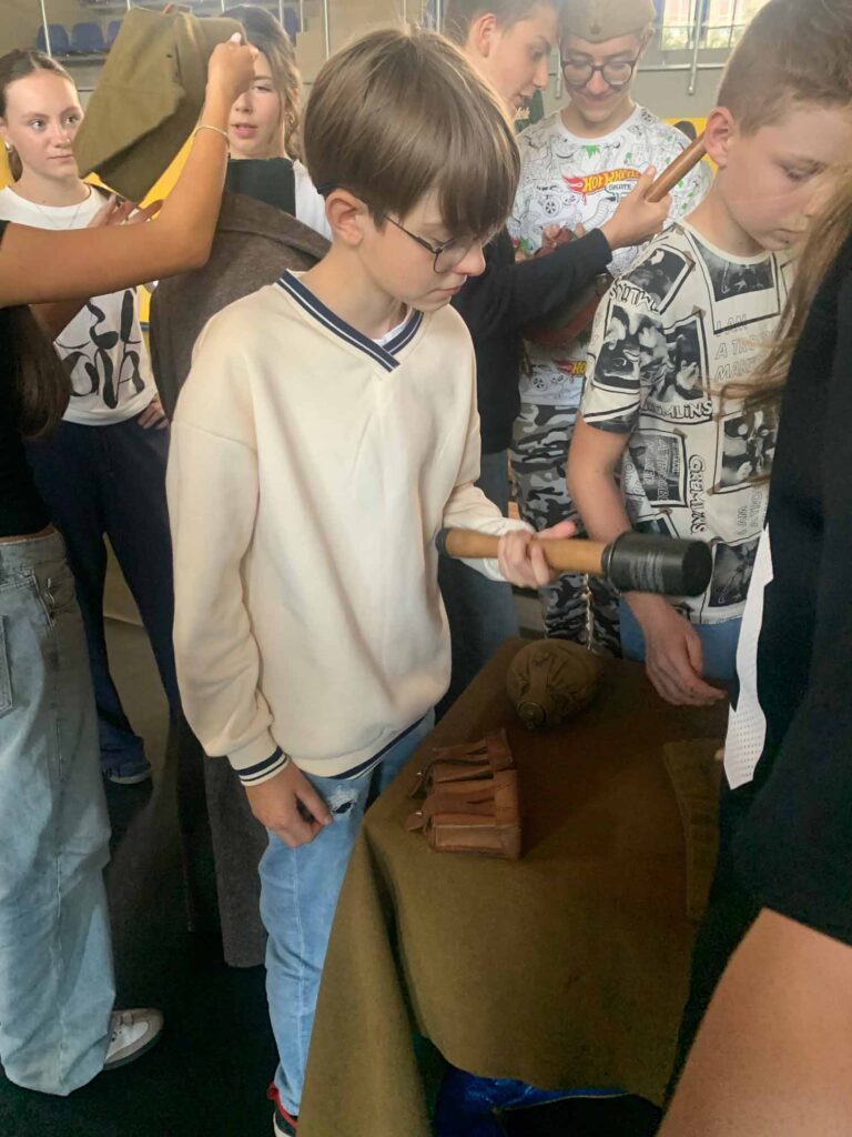 19 września 2025 r. , na zaproszenie Biblioteki Publicznej, w szkole podstawowej ponownie gościł Maciej Elantkowski, popularyzator historii, regionalista.