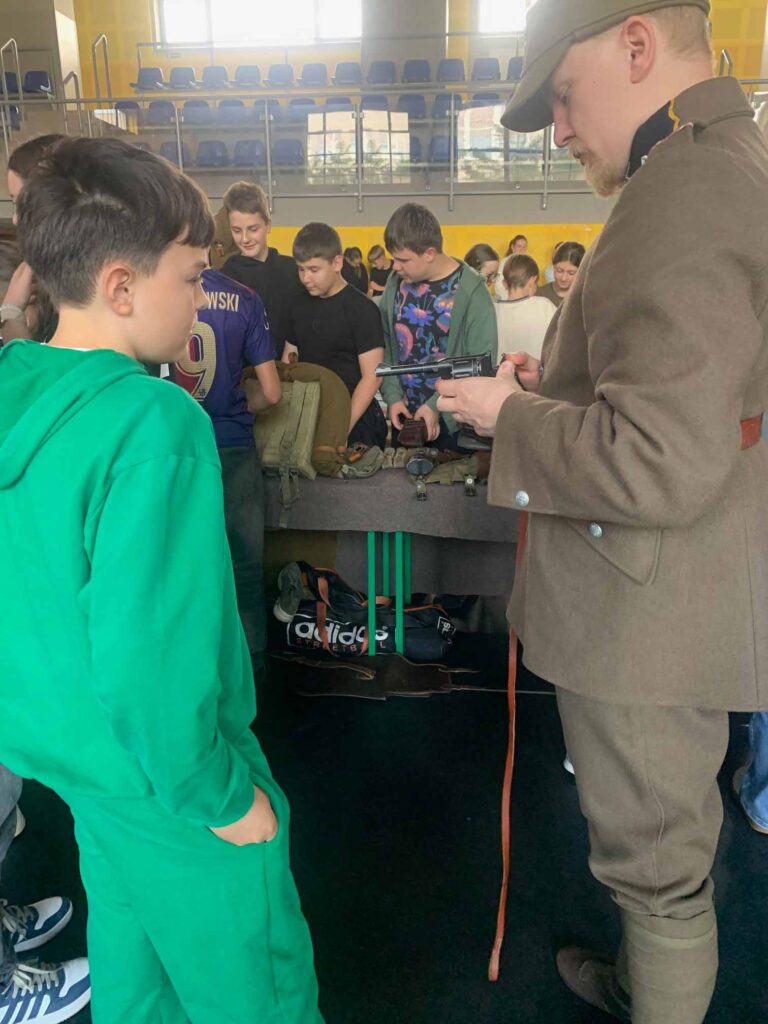 19 września 2025 r. , na zaproszenie Biblioteki Publicznej, w szkole podstawowej ponownie gościł Maciej Elantkowski, popularyzator historii, regionalista.