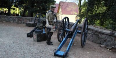 W sobotni wieczór, 6 września 2025 r., przy kościele pw. Narodzenia Najświętszej Maryi Panny w Kotłowie odbyła się niezwykła inscenizacja historyczna