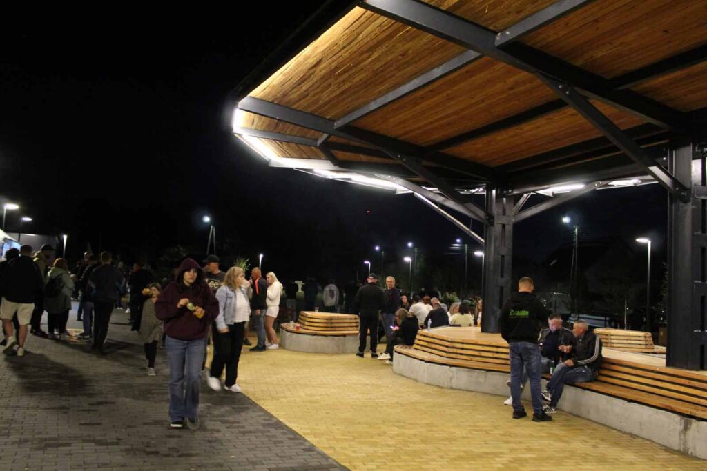 W sobotę 06.09.2025 r. na Stadionie w Mikstacie odbyła się wspaniała zabawa taneczna z okazji zakończenia lata