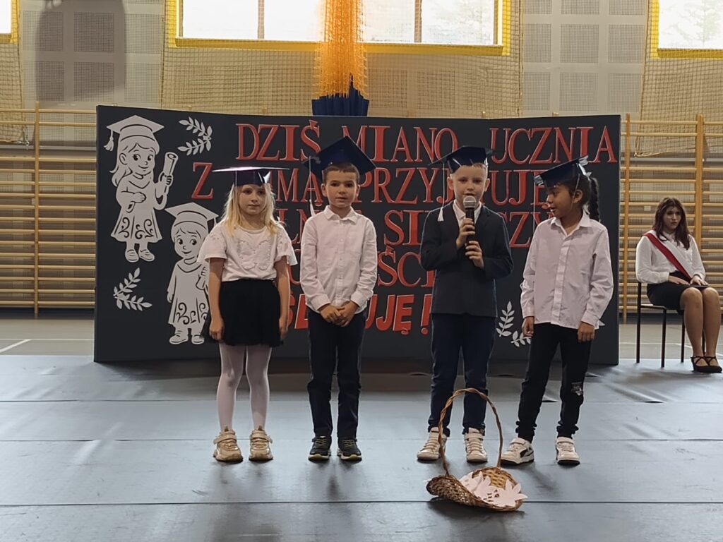 24 października 2025 roku w Szkole Podstawowej im. Ewarysta Estkowskiego w Mikstacie odbyła się wyjątkowa uroczystość –ślubowanie uczniów klas pierwszych.