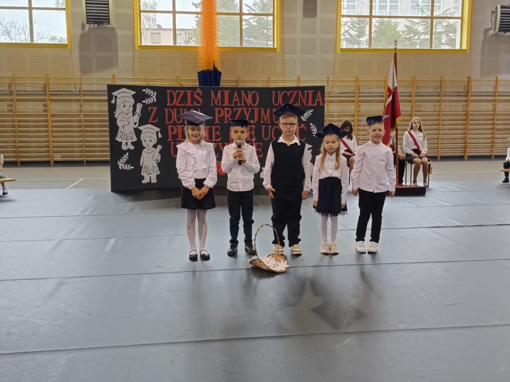 24 października 2025 roku w Szkole Podstawowej im. Ewarysta Estkowskiego w Mikstacie odbyła się wyjątkowa uroczystość –ślubowanie uczniów klas pierwszych.