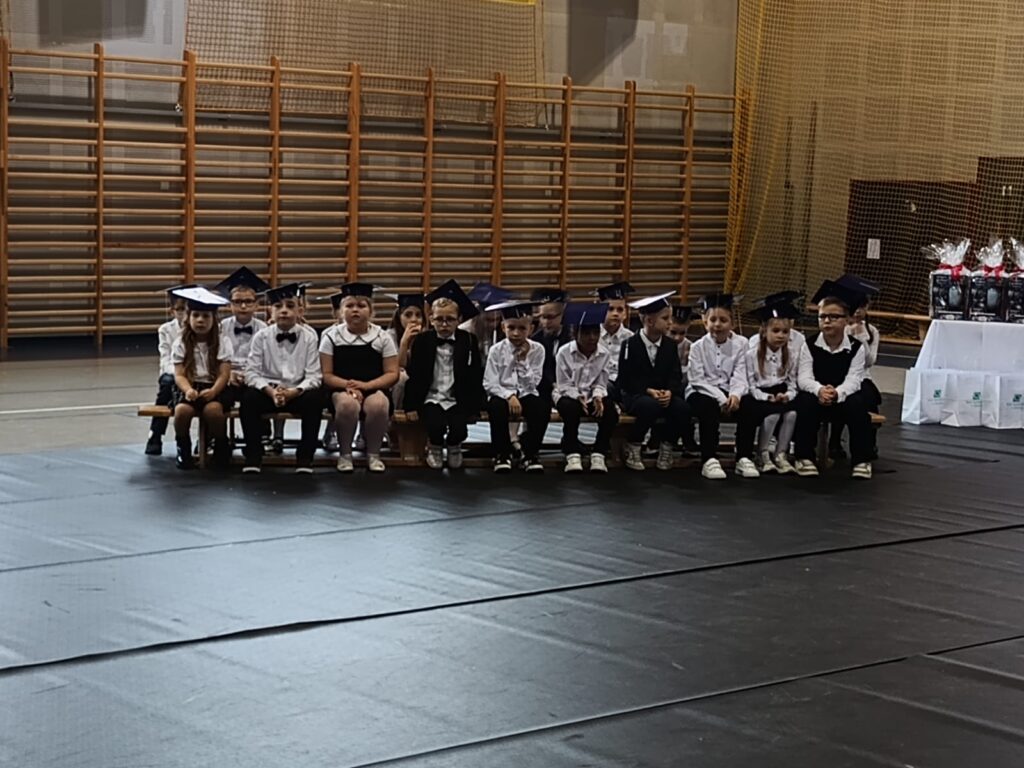 24 października 2025 roku w Szkole Podstawowej im. Ewarysta Estkowskiego w Mikstacie odbyła się wyjątkowa uroczystość –ślubowanie uczniów klas pierwszych.