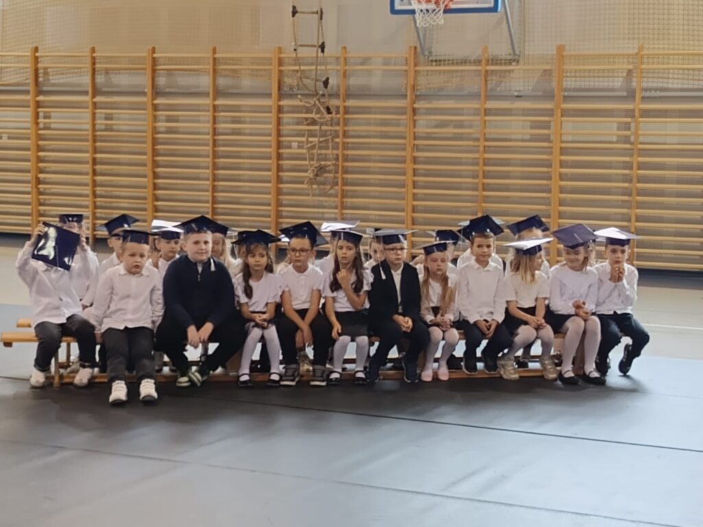 24 października 2025 roku w Szkole Podstawowej im. Ewarysta Estkowskiego w Mikstacie odbyła się wyjątkowa uroczystość –ślubowanie uczniów klas pierwszych.