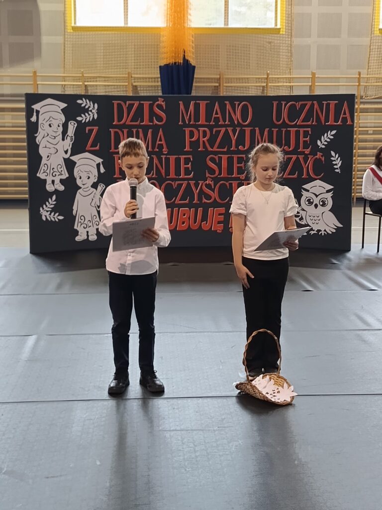 24 października 2025 roku w Szkole Podstawowej im. Ewarysta Estkowskiego w Mikstacie odbyła się wyjątkowa uroczystość –ślubowanie uczniów klas pierwszych.