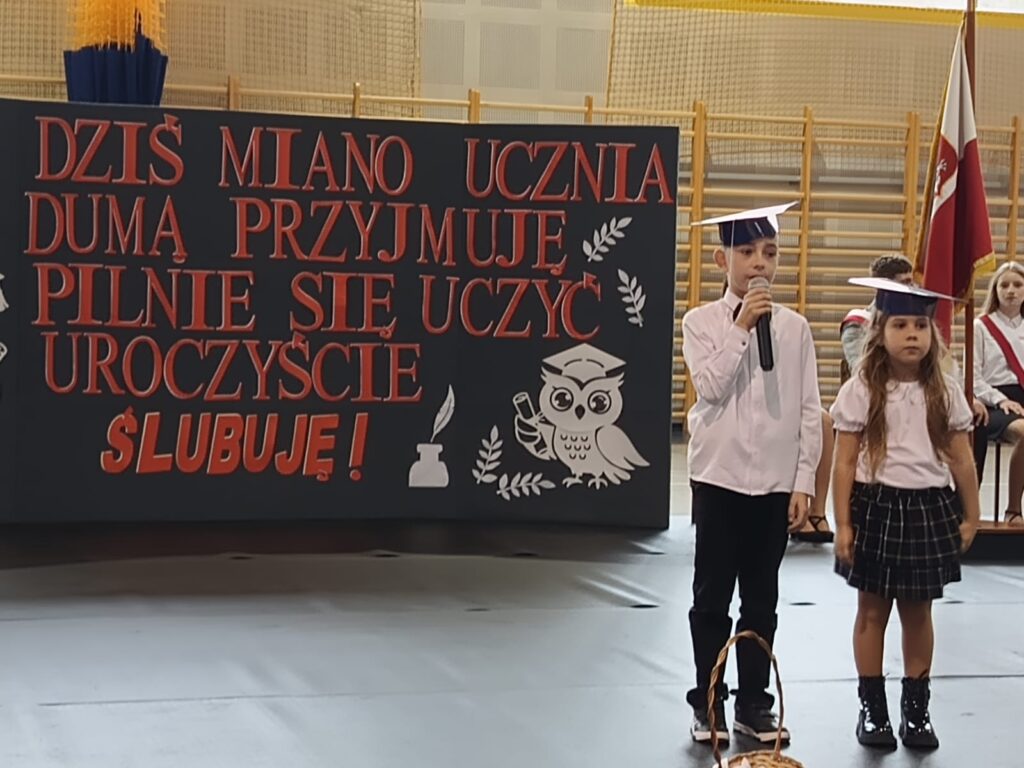 24 października 2025 roku w Szkole Podstawowej im. Ewarysta Estkowskiego w Mikstacie odbyła się wyjątkowa uroczystość –ślubowanie uczniów klas pierwszych.