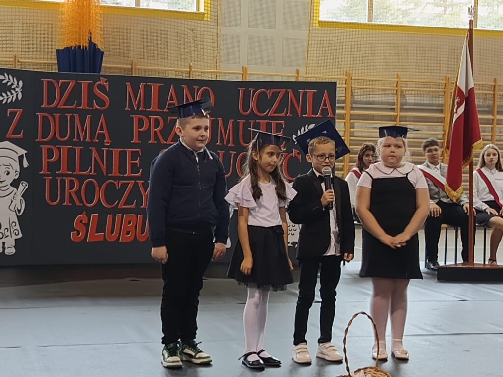 24 października 2025 roku w Szkole Podstawowej im. Ewarysta Estkowskiego w Mikstacie odbyła się wyjątkowa uroczystość –ślubowanie uczniów klas pierwszych.