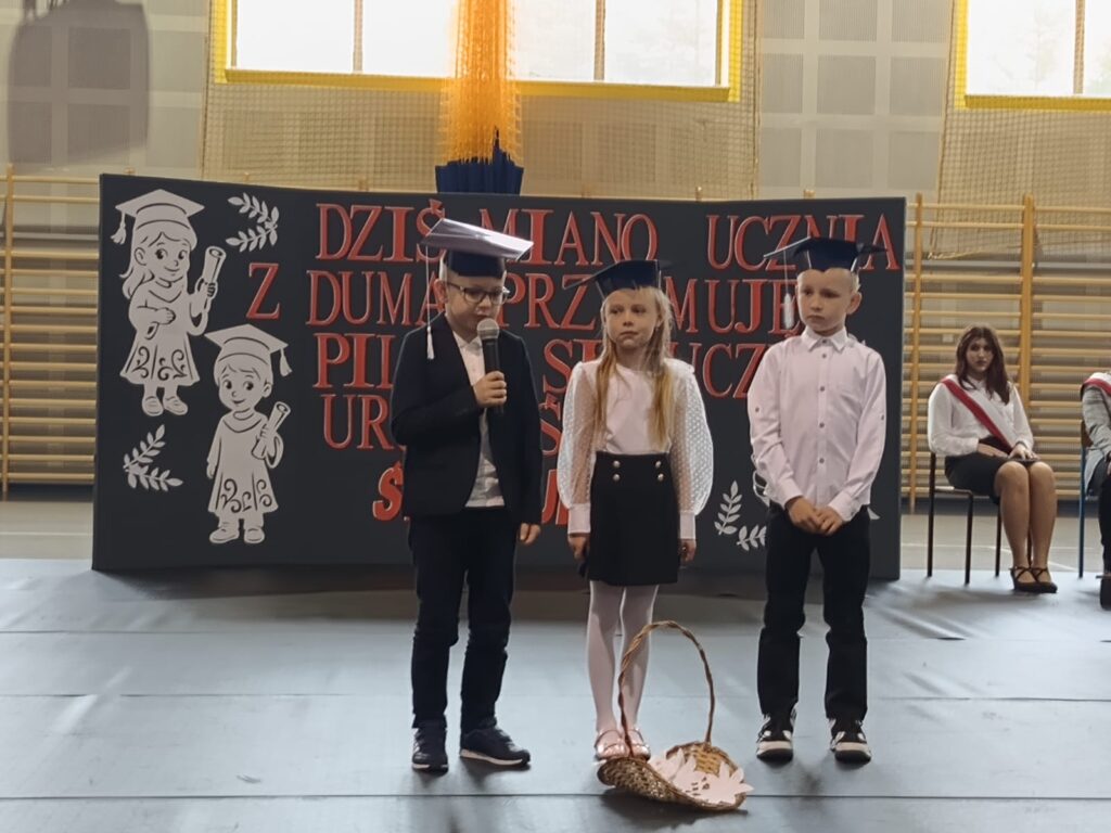 24 października 2025 roku w Szkole Podstawowej im. Ewarysta Estkowskiego w Mikstacie odbyła się wyjątkowa uroczystość –ślubowanie uczniów klas pierwszych.